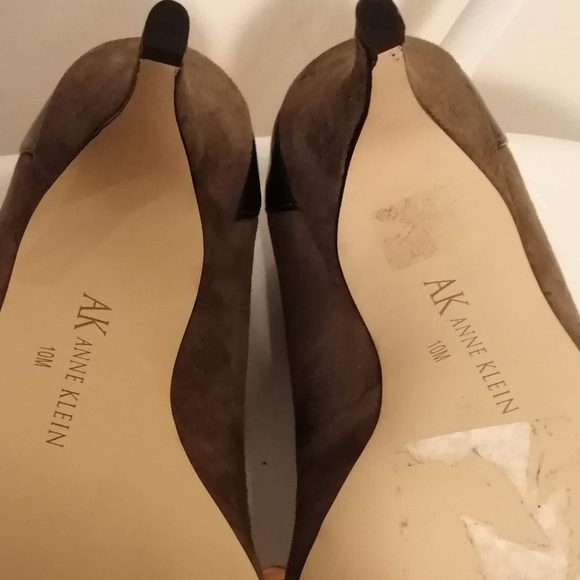 Ladies size 10 Anne Klein brown suede high heels - Picture 4 of 5
